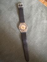 Armbanduhr mit Lederband, Marke Swatch, mit römischen Ziffer