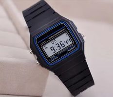 Schöne digital Uhr neu !