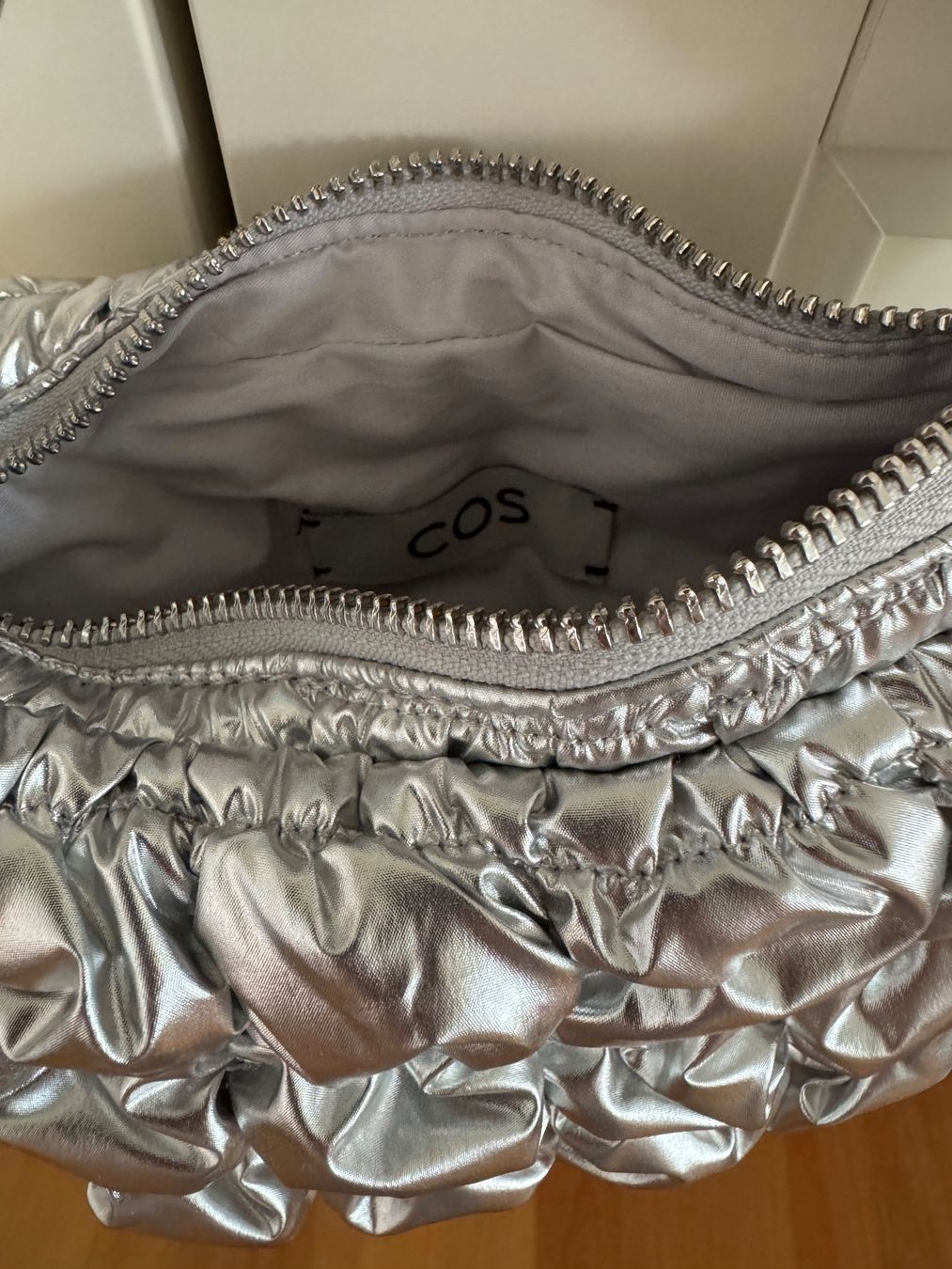 Cos Sacs femmes: silberne COS Tasche – Neuf (Voir description) à Zürich par sinaxnoemi 1