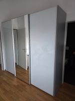 Kleiderschrank mit Schiebetüren