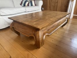 Massiver Couchtisch aus Holz – rustikales Unikat
