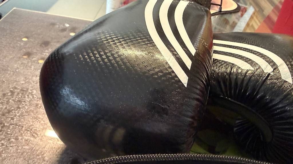 Adidas Guanti & manicotti: Guantoni da boxe Adidas mai usati – Nuovo e nell'imballaggio originale da Rivera venduto da xvisio