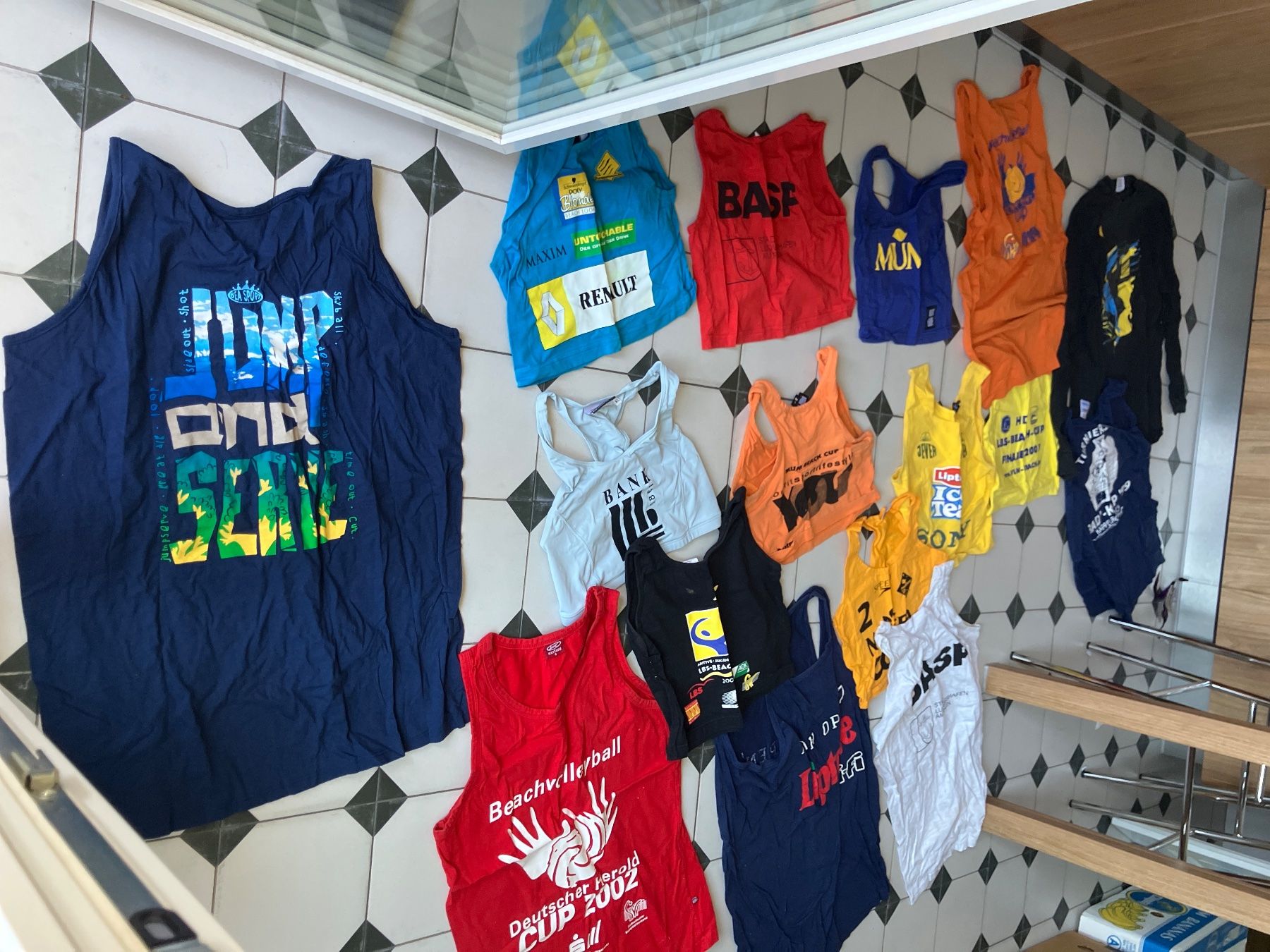 Lots de vêtements: Volleyball Beach Oberteile divers - Retro – D'occasion à Basel par Wiub 3