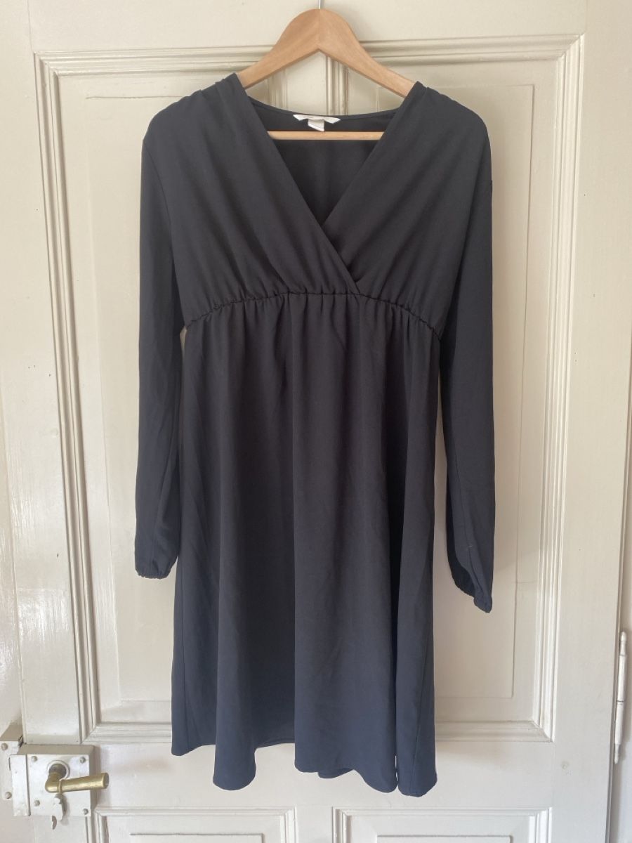 H&M Robes: Robe de grossesse noire S – D'occasion à Fribourg par noh_8sl2