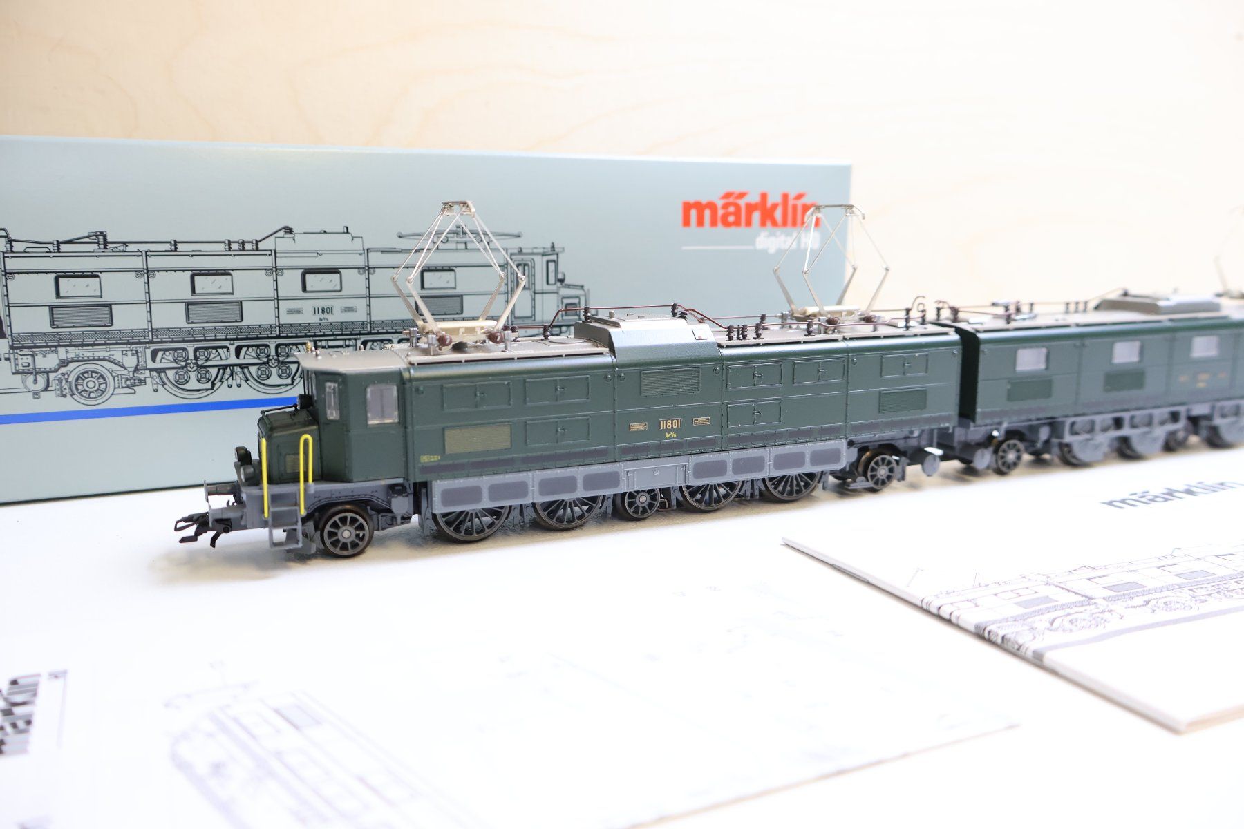 Märklin Modellini di ferrovie: Märklin SBB grosse Doppel E-Lok Ae 8/14  - Digital 37591 – Usato da Winterthur venduto da Monstera 5