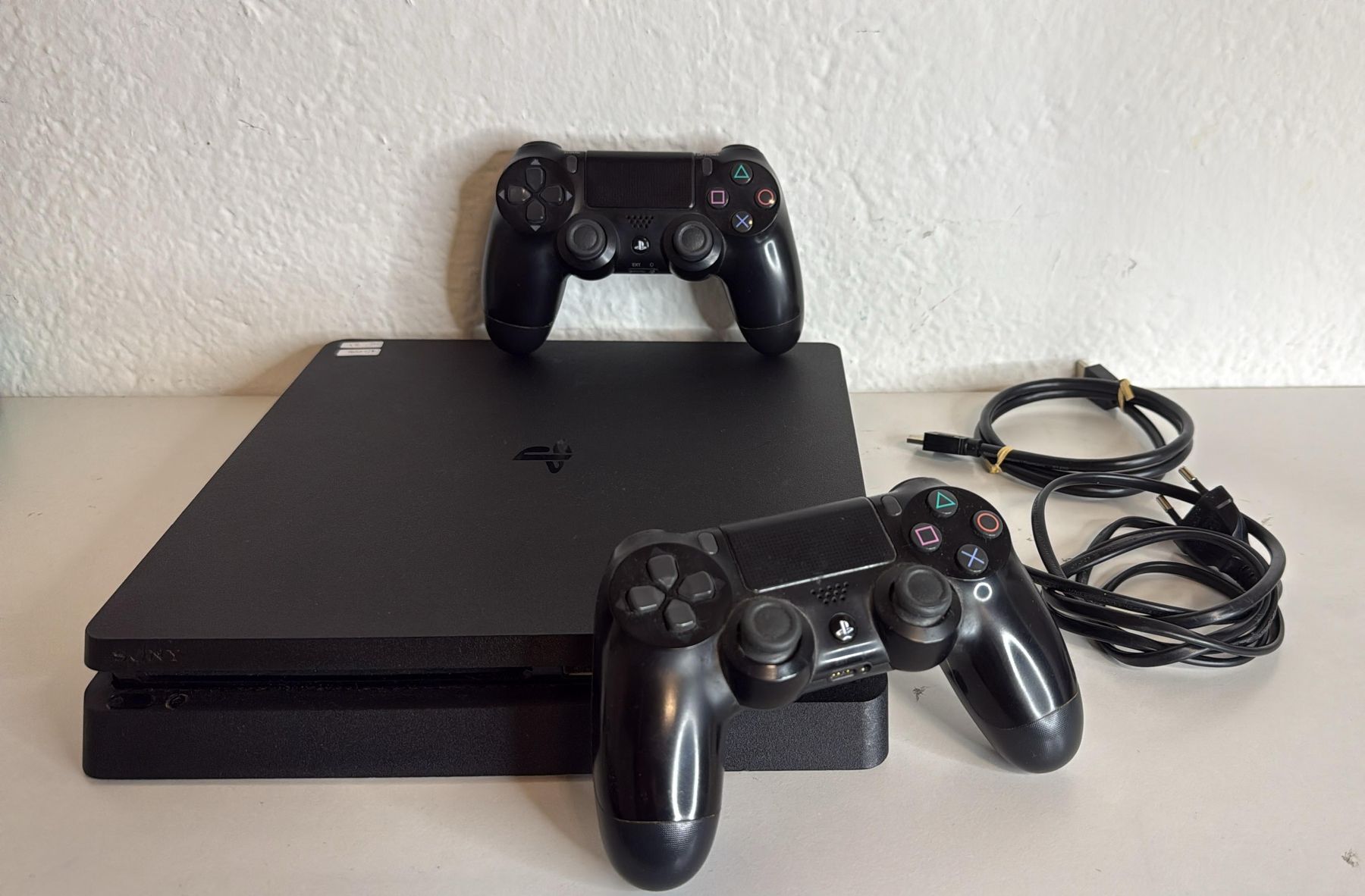 Sony Console: PS4 Slim Konsole mit 2 Controllern und Kabeln – Usato da Ehrendingen venduto da lax21