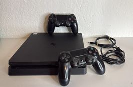 PS4 Slim Konsole mit 2 Controllern und Kabeln