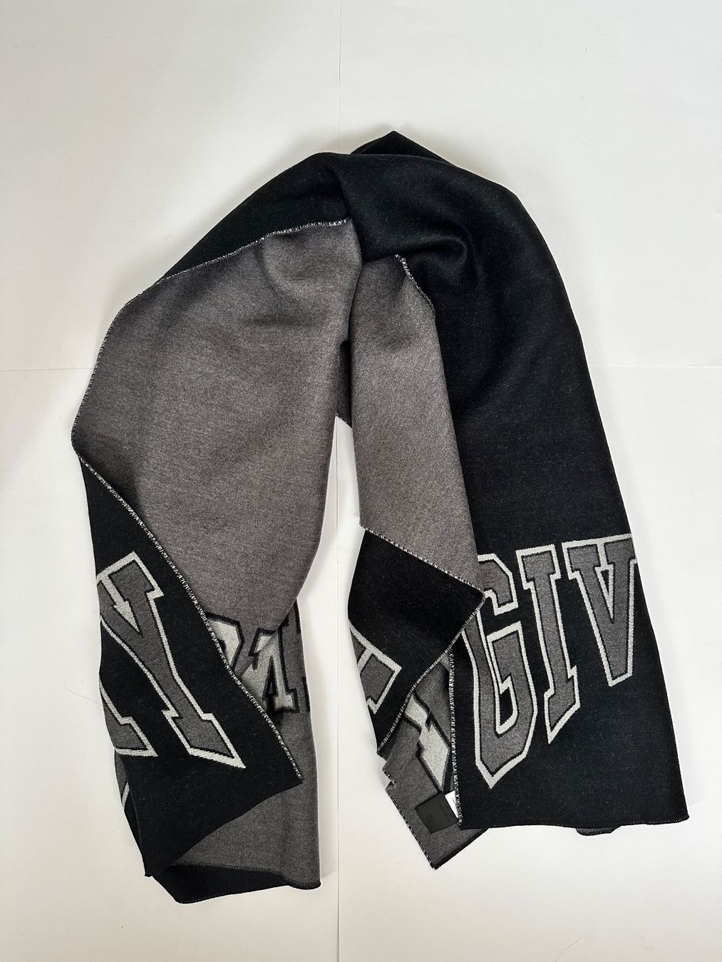 Givenchy Foulards, Tücher & Schals: Givenchy sciarpa – Neu und originalverpackt aus Pregassona von Reluxuryspace 1