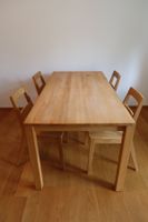 Massivholz-Tisch (160 x 79.7 x 74.7) + 4 Stühle