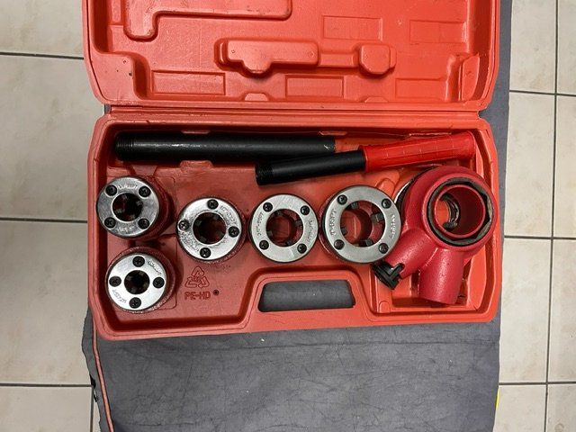 Tutti gli attrezzi: Rohr Gewindeschneider Set. Neu werdig. Komplett. – Usato da Wünnewil venduto da SuWa55 1