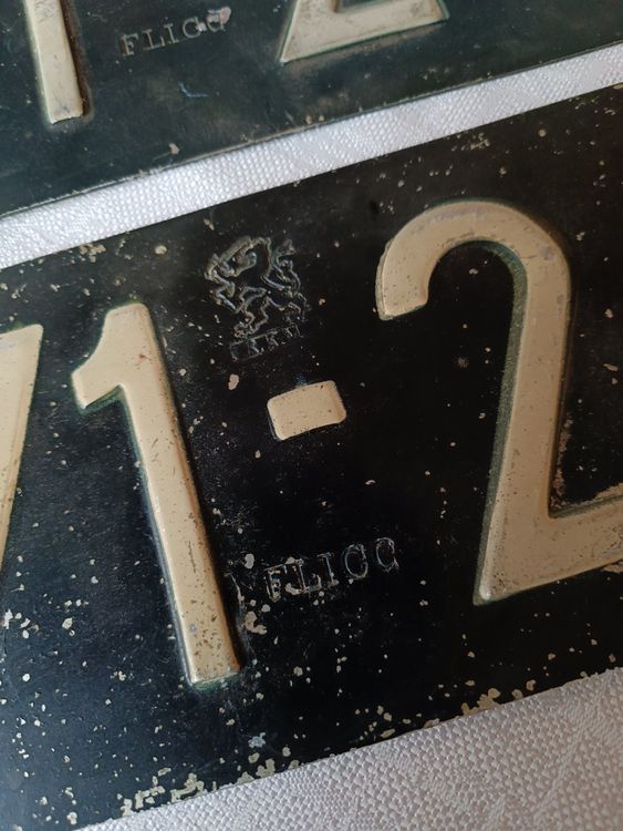 Zwei alte Kennzeichen Nummernschilder / Nederland