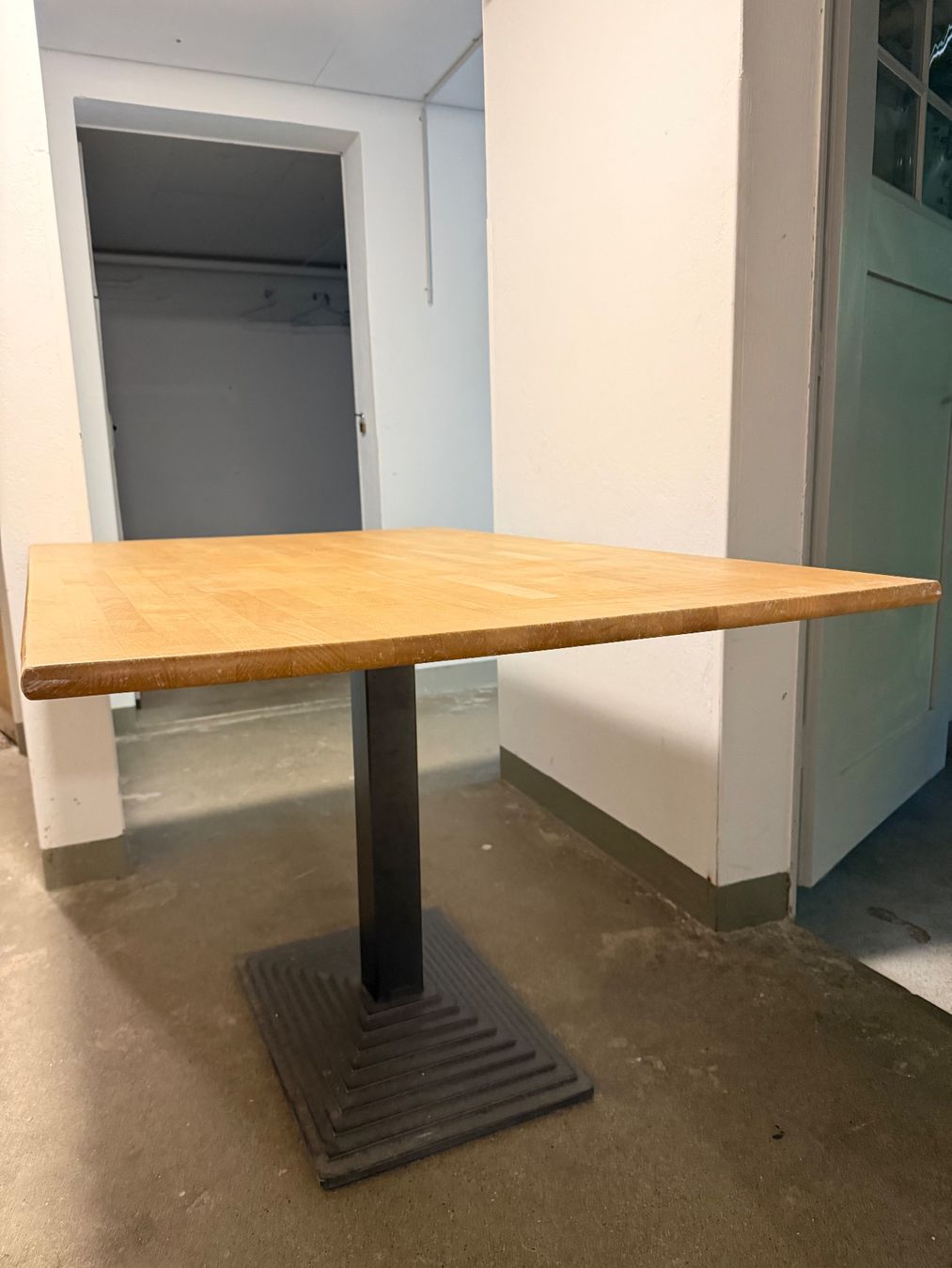 Pfister Tavoli: Holztisch mit Metallsockel – Usato da Bern venduto da _mirthi