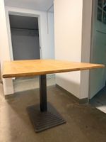 Holztisch mit Metallsockel