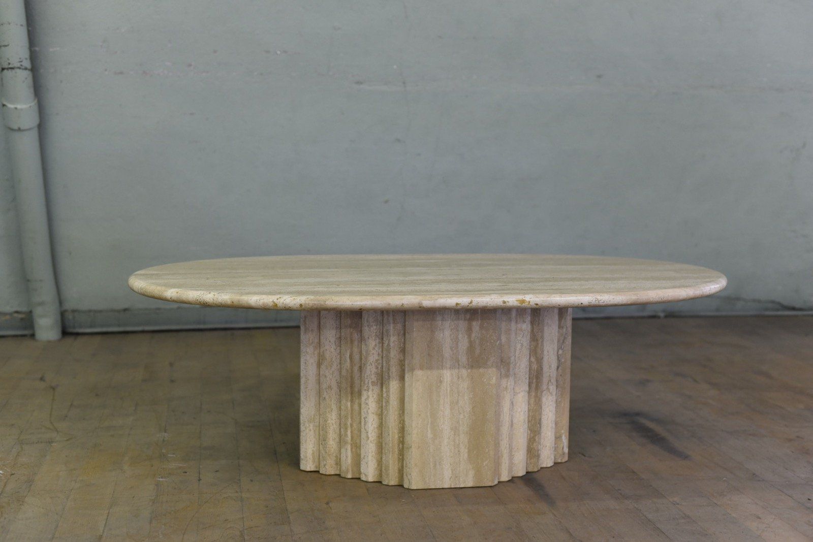 Tavoli: Designer ovaler Couchtisch aus Travertin – Usato da Lichtensteig venduto da UsedIN 3