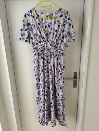 Elegantes Blumenkleid, blau-rosa