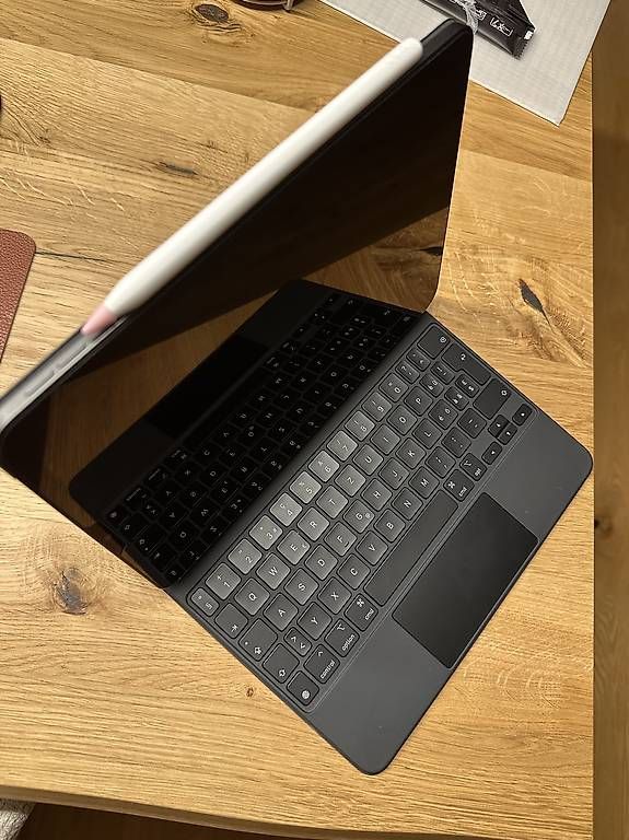 Tablettes PC: iPad Pro 11” M1 128 GB + Magic Keyboard + Pencil 2 – D'occasion à Zollikofen par mel_b9qm