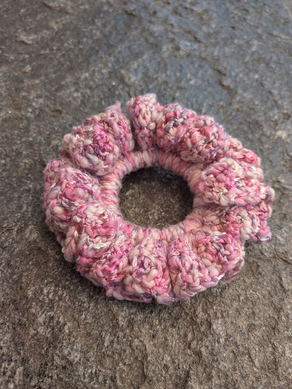 Accessori per capelli: Handgehäckelter Scrunchie Pink/Weiss mit Glitzerstruktur – Nuovo e nell'imballaggio originale da Köniz venduto da Feecrochet 1