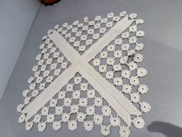 Gehäkelte Tischdecke, Handarbeit, Beige
