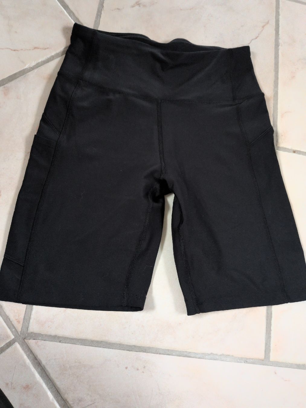 C&A Leggings: Kurze Sporthose Grösse M – Nuovo (secondo la descrizione) da Zürich venduto da stemir