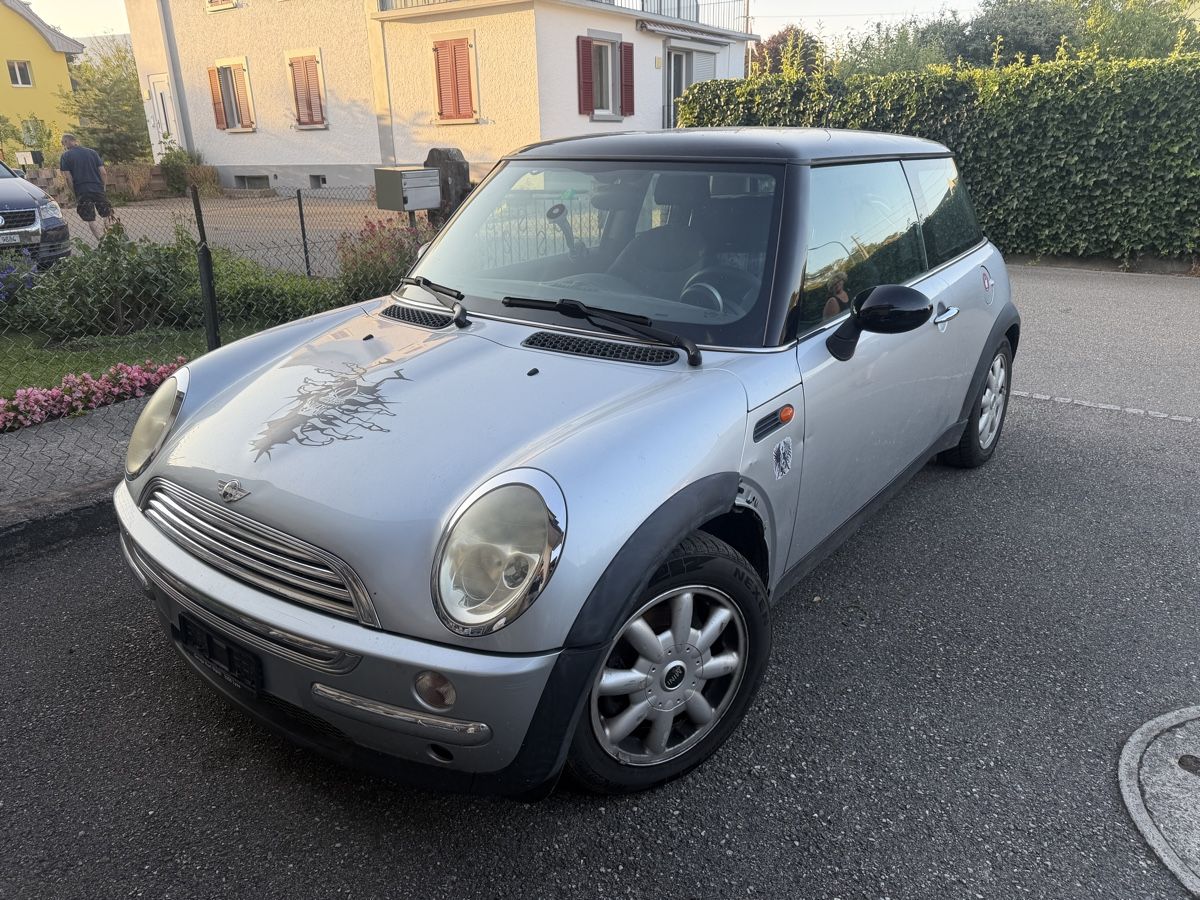 Mini Autos: Mini Cooper ab Platz – Defekt aus Recherswil von tkb