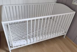 Kinderbett weiss mit Matratze guter Zustand