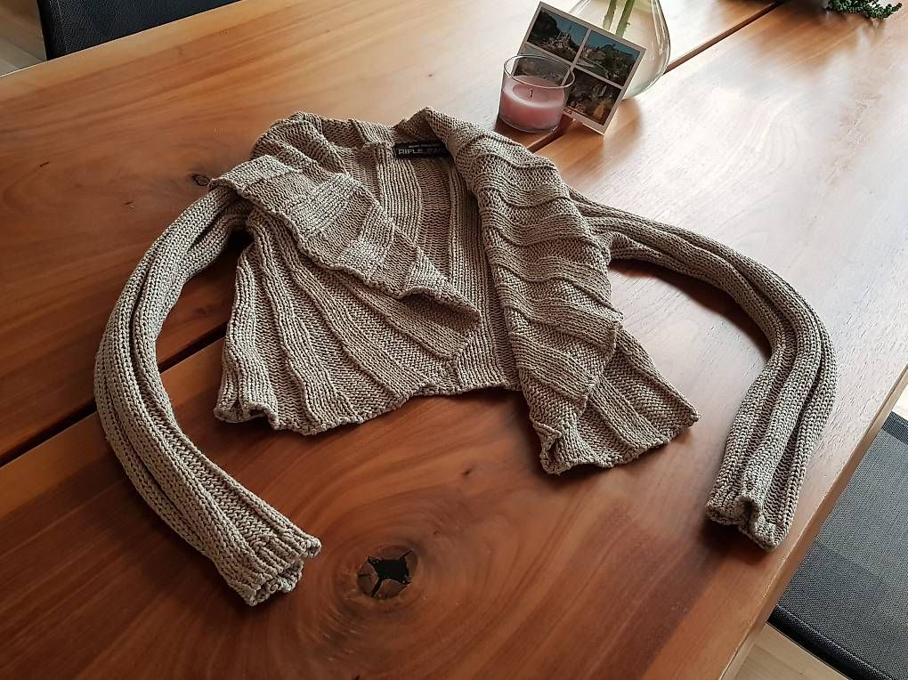 Bolero: Neues, sehr schönes Strickjäckchen. – Usato da Kehrsiten venduto da Mchopard 2