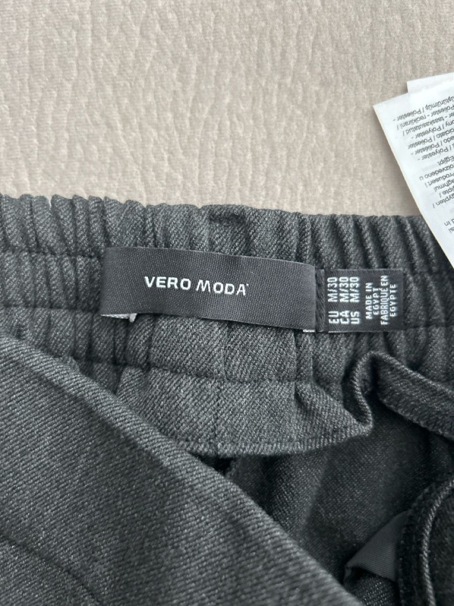 Vero Moda Pantaloni: Stoffhose von Vero Moda, Grösse M/30, dunkelgrau – Nuovo (secondo la descrizione) da Erlinsbach SO venduto da hallon480 2