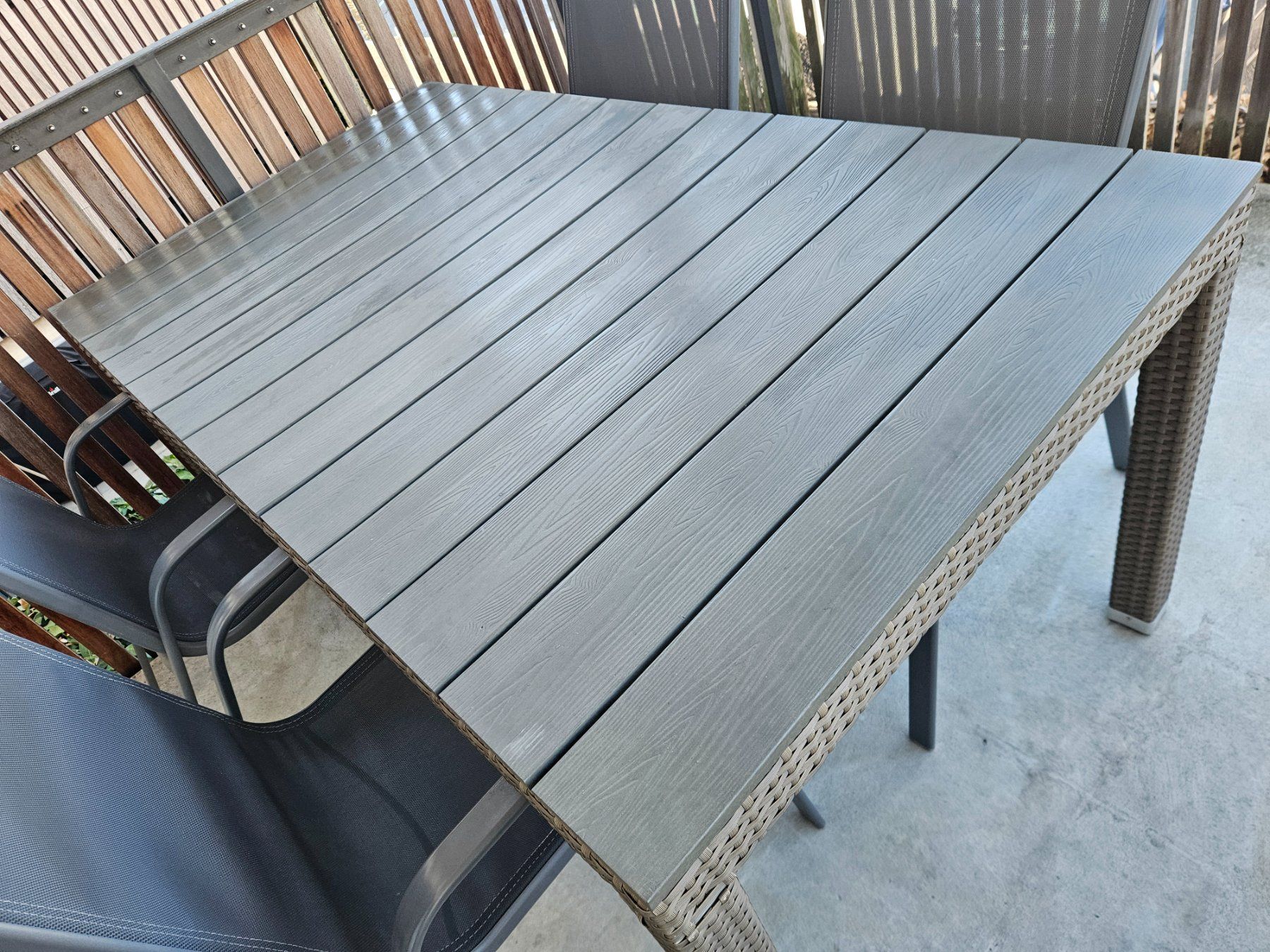 Set di tavolo e panche: Garten-/ Balkontisch mit 4 Stühlen – Usato da Männedorf venduto da go-rs484 1