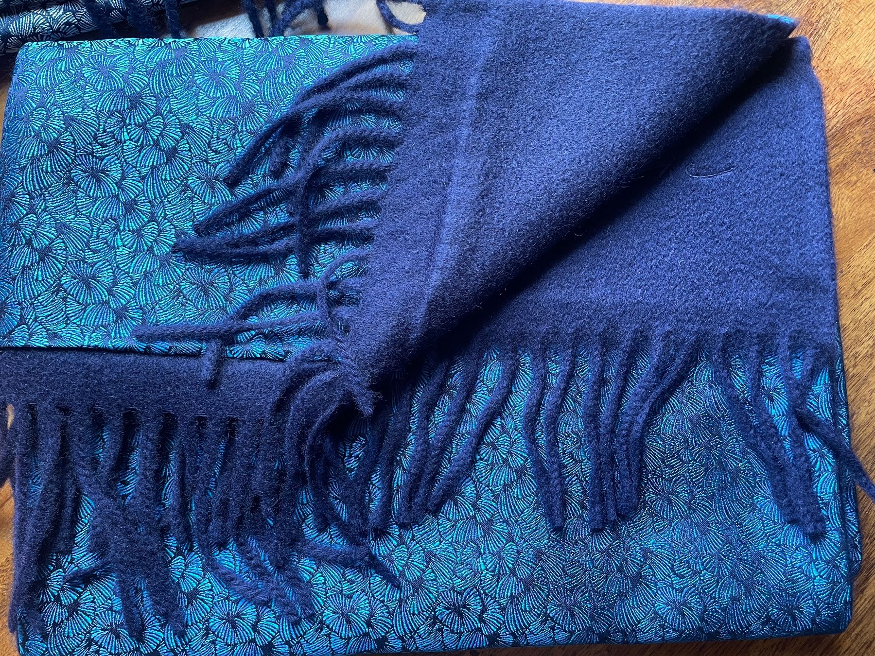 Fabric Frontline Foulard & Sciarpe: Fabric Frontline Seide/Kaschmirschal doppelseitig – Nuovo (secondo la descrizione) da Zürich venduto da Poppy108 2