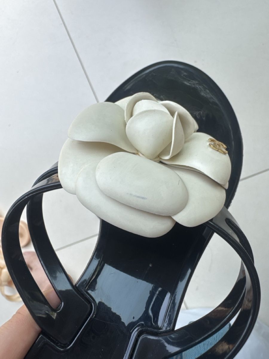 Chanel Scarpe da donna: Tongs CHANEL Camélia Taille 38 – Usato da Davos Dorf venduto da gin_8k9d 3
