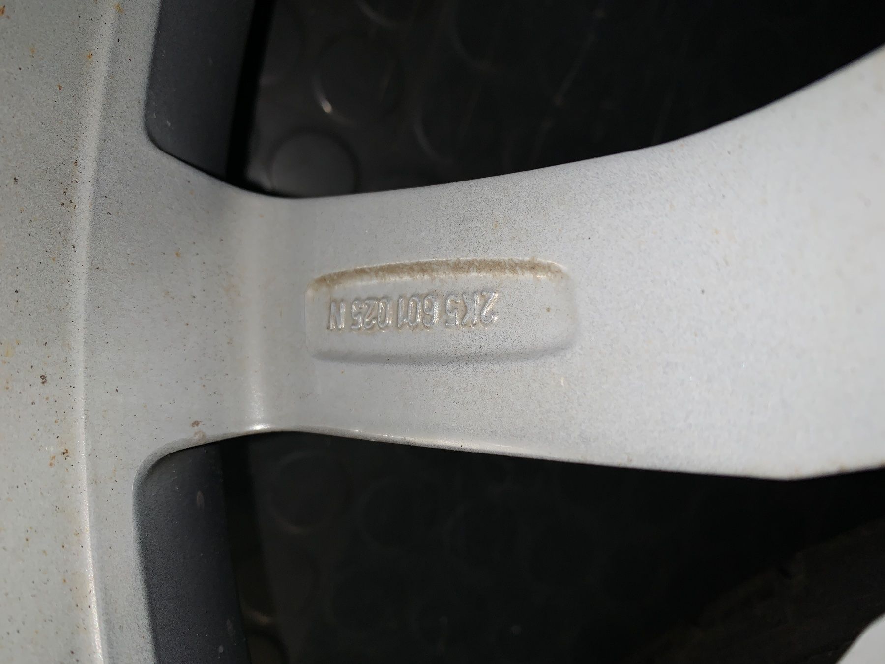 Volkswagen Pneumatici & Ruote complete: 4 Kompletträder mit Winterreifen – Usato da Fischenthal venduto da inf_k2jf 6