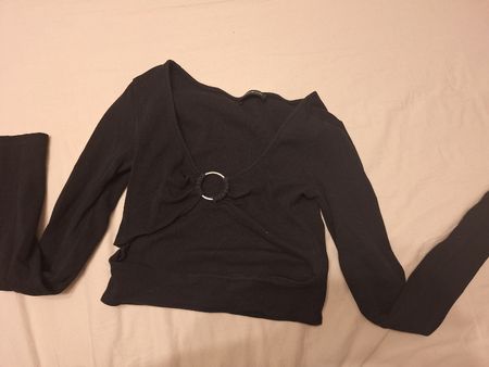 Schwarzes Langarmshirt mit Ringdetail, Grösse S/36 Top!