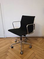 Vitra EA 118 Bürostuhl von Eames in schwarzem Stoff