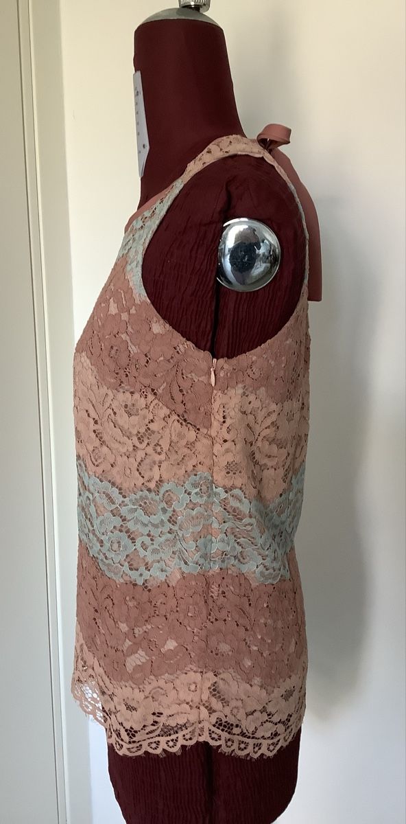 Sisley Top: Top ricamato Sisley – Usato da Magadino venduto da ber_6kbt 1