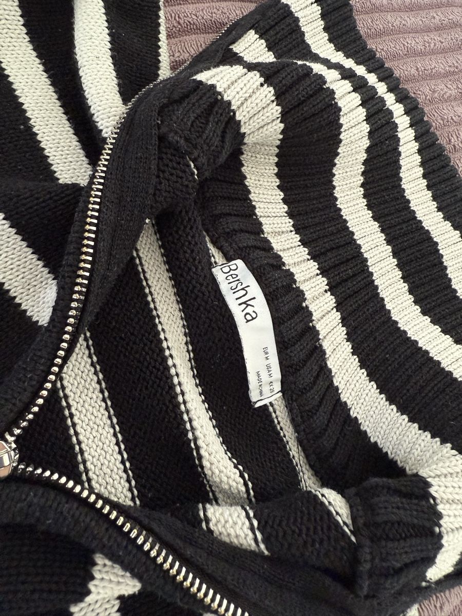 Bershka Maglioni & Felpe: Bershka Weiss-schwarzer Pullover – Usato da Winterthur venduto da yar_dpp8 2