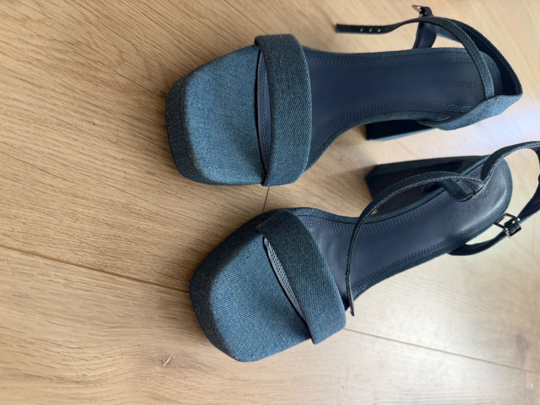 Stradivarius Scarpe da donna: Neue hochhackige Jeans-Sandalen. Stradivarius. – Nuovo e nell'imballaggio originale da Ittigen venduto da zaf_6sy9 2