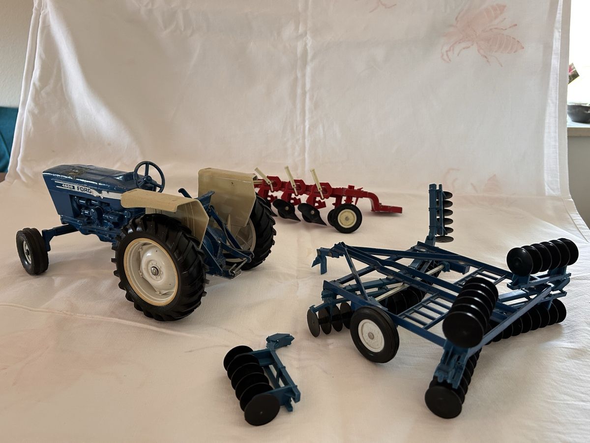 Jouets: Traktor mit Anbaugeräten  – D'occasion à Olten par Astikon 1