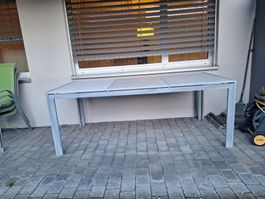 Gartentisch mit Steinplatten