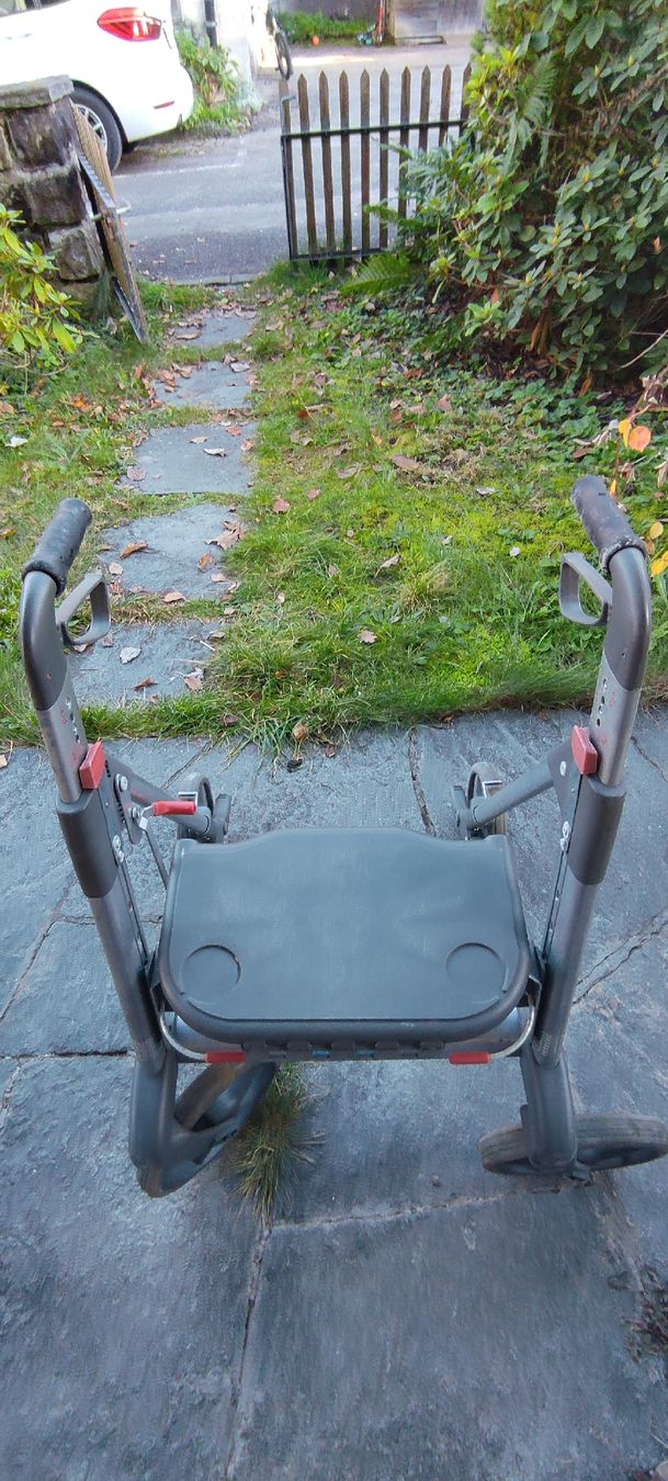 Gehhilfen: Rollator / Gehhilfe mit Sitzgelegenheit – Gebraucht aus Entlebuch von Taytay