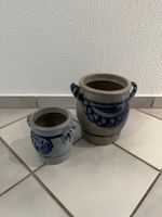 Zwei alte Schmalztöpfe aus Keramik mit blauer Salzglasur