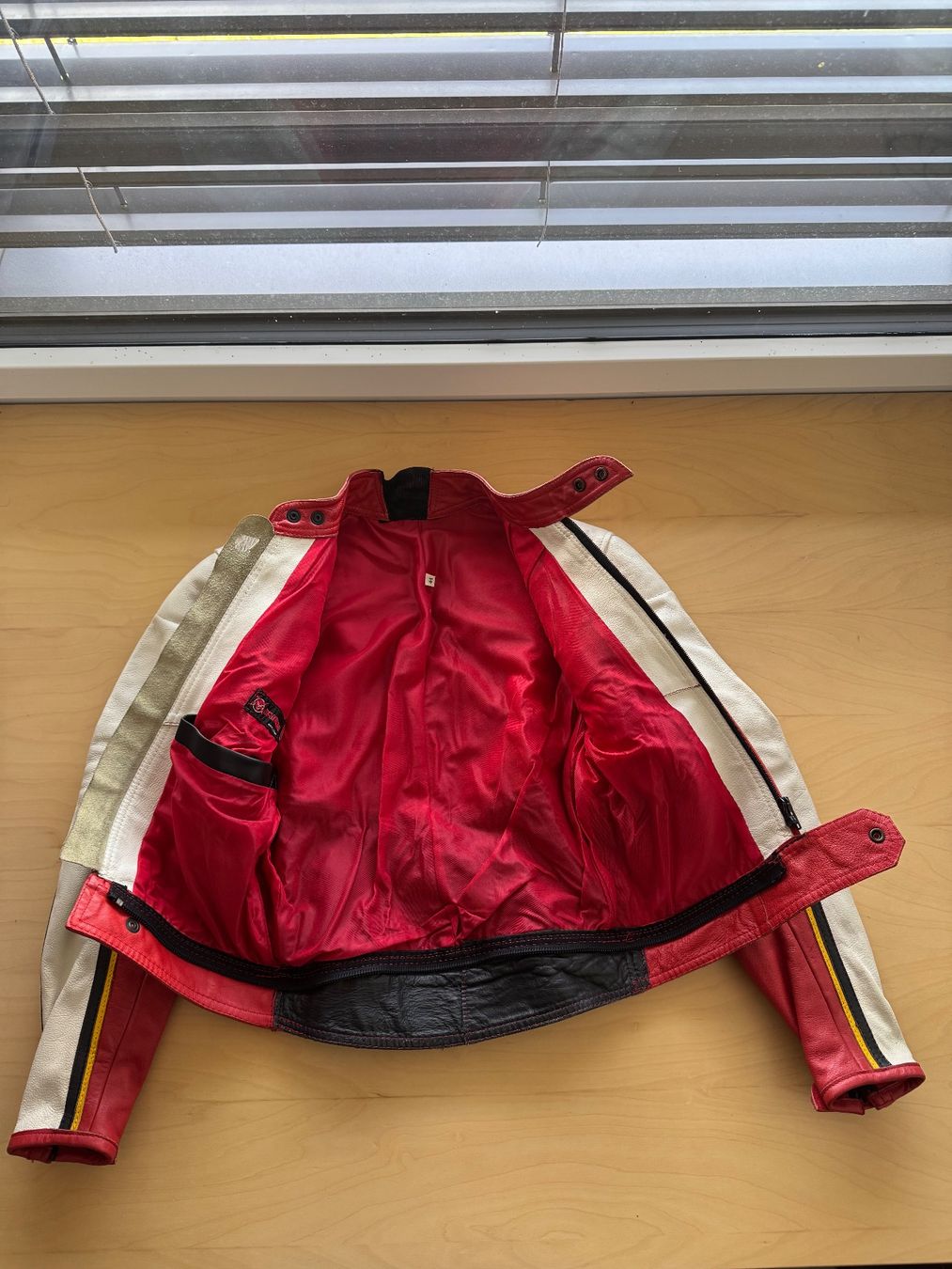 Dainese Giacche: Dainese vintage Leather jacket – Usato da Ecublens VD venduto da ely_59b2 2
