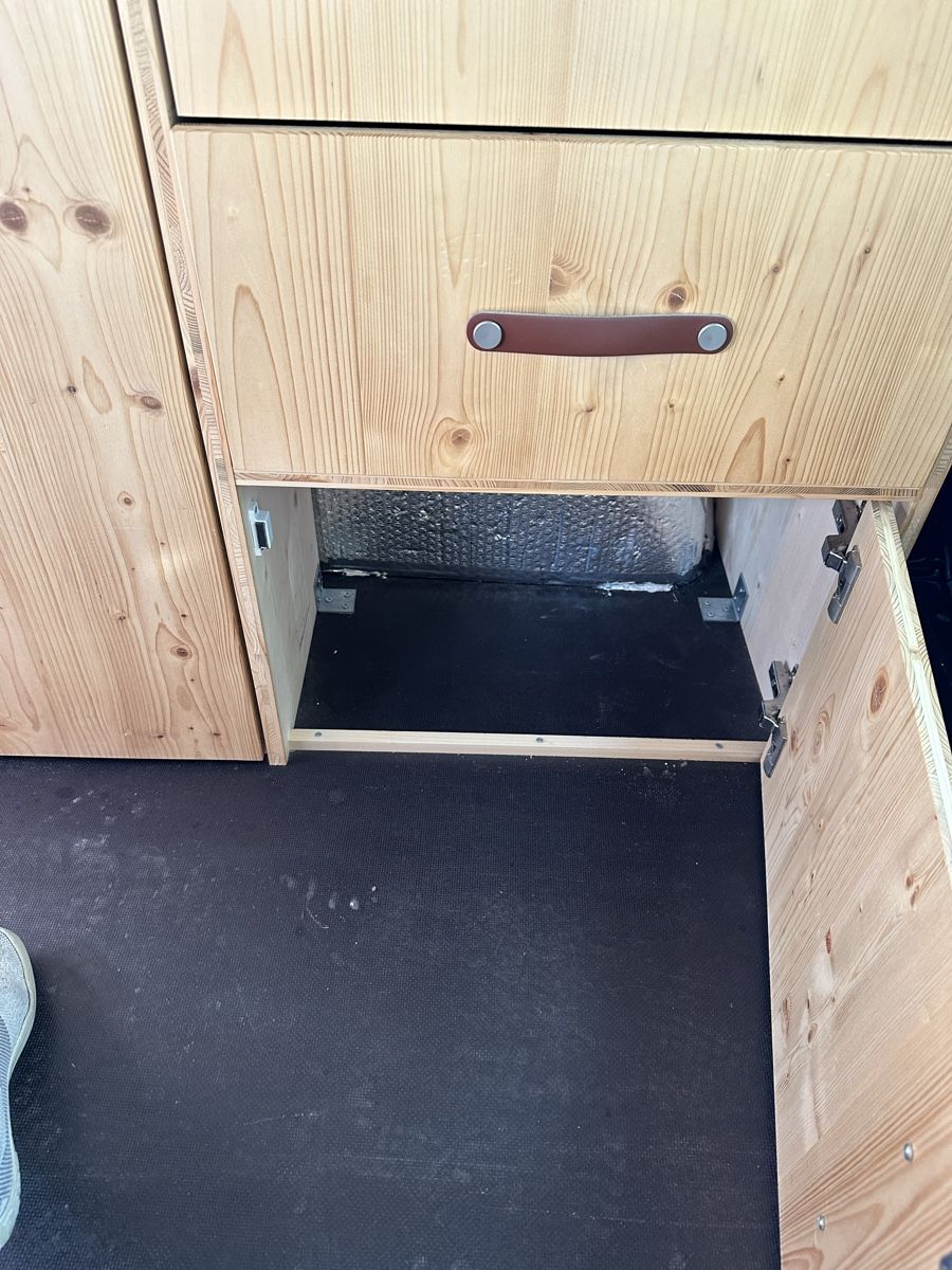 Veicoli da campeggio: Campervan Ausbau Küche und Bett – Usato da Pragg-Jenaz venduto da eri_2vjy 9