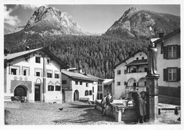 Scuol (GR) Dorfplatz Scuol SchulsAlltagsszene mit Brunnen G