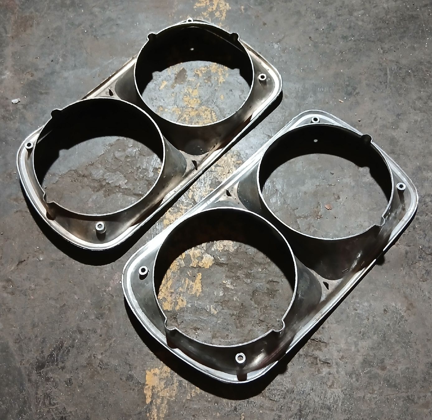 Ford Tutti pezzi di ricambio auto: Cercle de phare Ford Torino 73-74 – Usato da la heutte venduto da Auto-stock 1