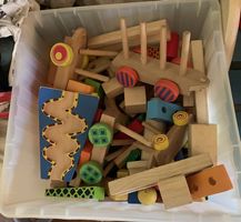 Kiste mit Holzklötzen und Holzzug