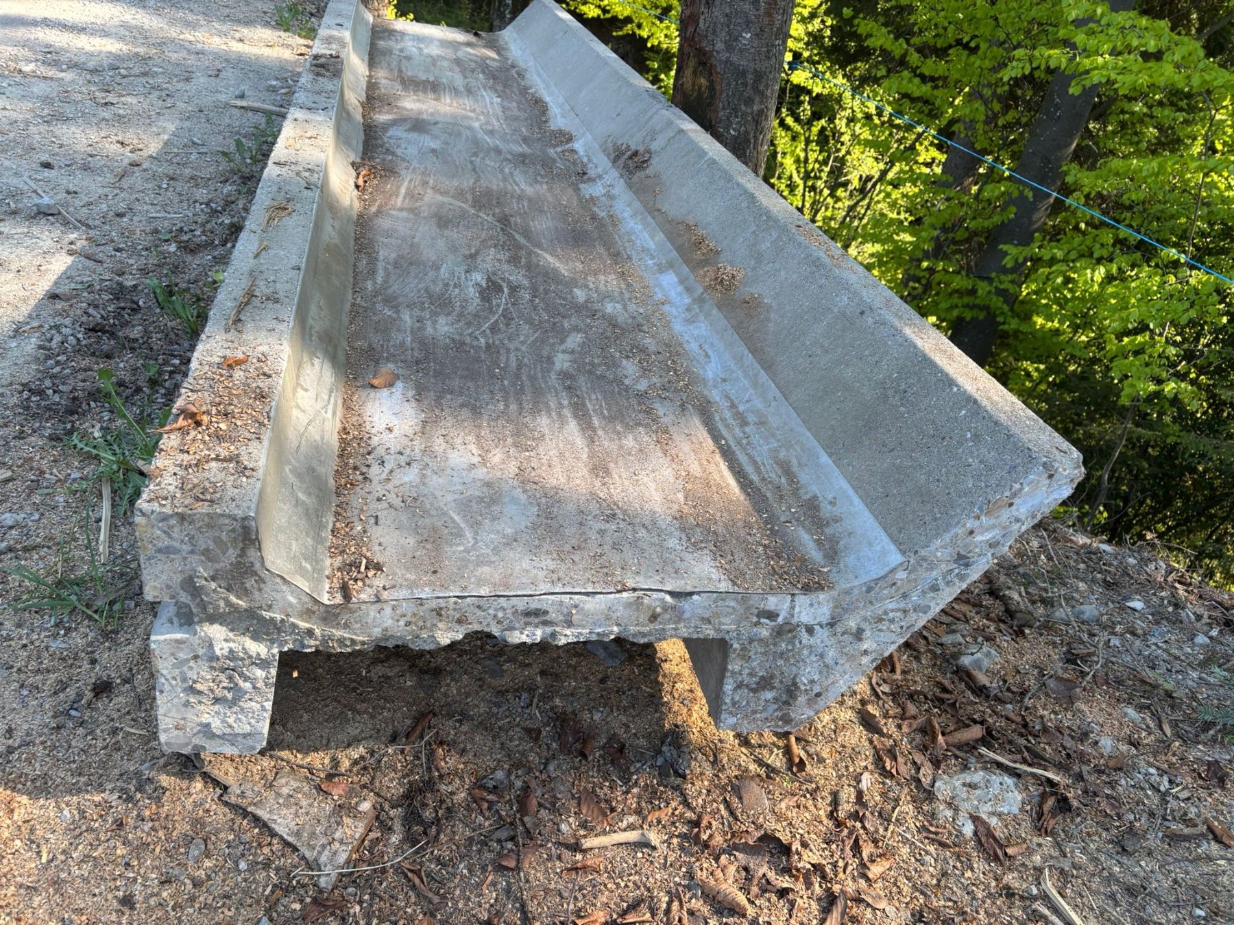 Mangimi: Futtertisch, Futterraufe, Futtertrog, Heu, Beton, Kuh – Usato da Wernetshausen venduto da Knaeckebrot 1