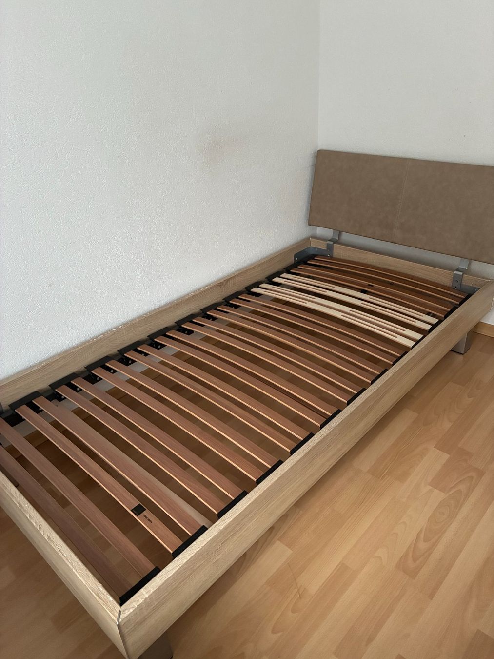Livique Letti: Bett 100X200cm mit Einlegerahmen und gratis Matratze – Usato da Wiliberg venduto da Pejasi