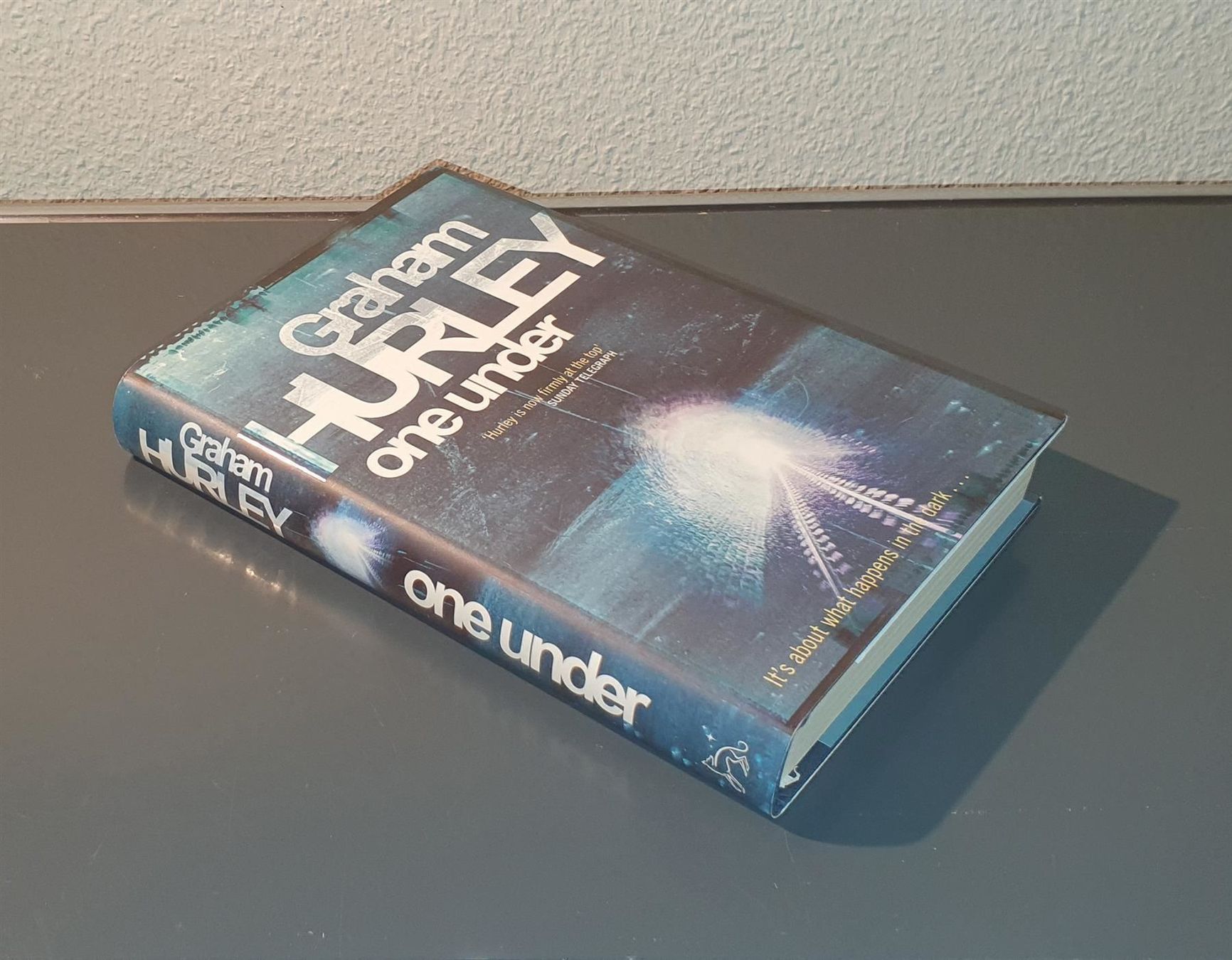 Bücher: One Under von Graham Hurley – Gebraucht aus Dübendorf von Povo 2