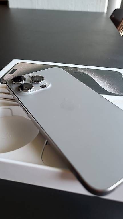 Telefoni cellulari / Smartphones: Iphone 15 Pro Max in Top-Zustand – Usato da Vezia venduto da Robi1311