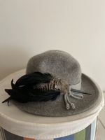 Grauer Wollfilzhut mit Federhutschmuck - Herbstzauber!